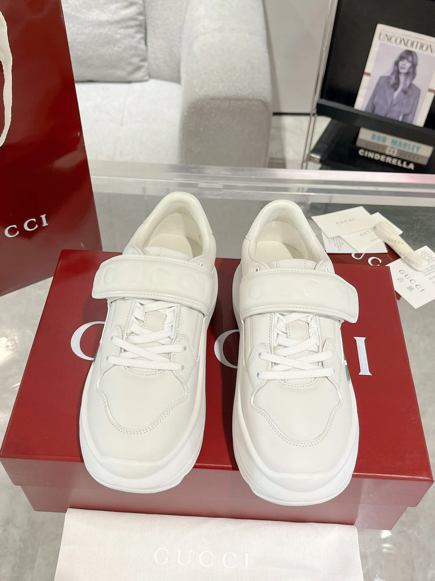 👟👟Ex-factory price 700👟👟 Gucci Wave women's wedge sneakers, wave shoes, Velcro dad shoes, original purchase, development and production. Creative director Sabato De Sarno presents new sneakers inspired by lightness and agility. This shoe has a sculptural thick sole shape and is made of lightweight ethylene vinyl acetate (EVA) material. It is comfortable and durable, and has a soft and waxy feel like stepping on waves. It is embellished with the Gucci handwritten logo and injects the brand's classic style. Original customized cowhide. Original customized soft sheepskin lining. Original molded Eva outsole. Bottom thickness: 5cm in front and 6.3cm in back. Size: 35-40#
